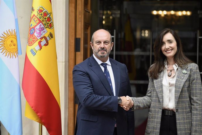 El presidente del Senado, Pedro Rollán, posa junto a la vicepresidente y presidenta del Senado Argentino, Victoria Villarruel, en el Senado Español, a 7 de octubre de 2024, en Madrid (España). La mandataria argentina se reúne con representantes españoles 