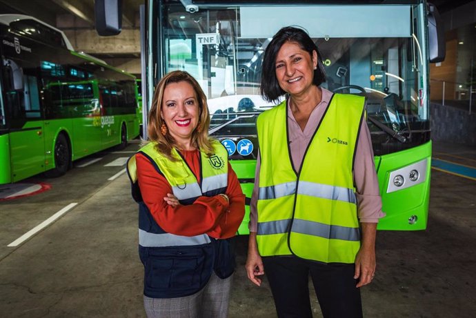 La presidenta del Cabildo de Tenerife, Rosa Dávila, y la consejera de Movilidad, Eulalia García, junto a una guagua de Titsa