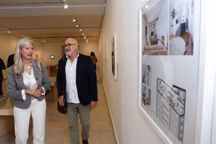 La concejala de Educación y Cultura, Irene Carvajal,  junto al presidente del Colegio de Arquitectos de Valladolid (Coava), Manuel Vecino, en la exposición 'Reciclajes domésticos'.