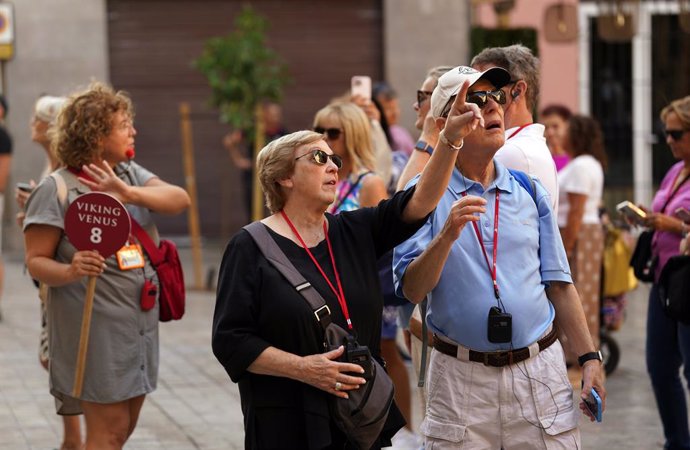 Turista visitando la ciudad. A 27 de septiembre de 2024, en Málaga (Andalucía, España).