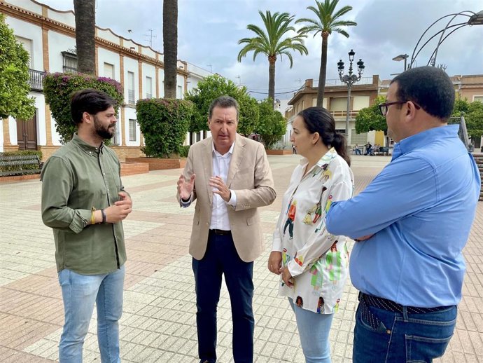 El presidente del PP de Huelva, Manuel Andrés González (centro), junto a otros miembros de la formación en Bonares.