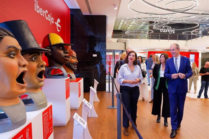 El director territorial de Ibercaja en Aragón, Antonio Lacoma; y la consejera municipal de Cultura, Educación y Turismo del Ayuntamiento de Zaragoza, Sara Fernández, inauguran la exposición "Los Cabezudos 1964-2001. La antigua comparsa"