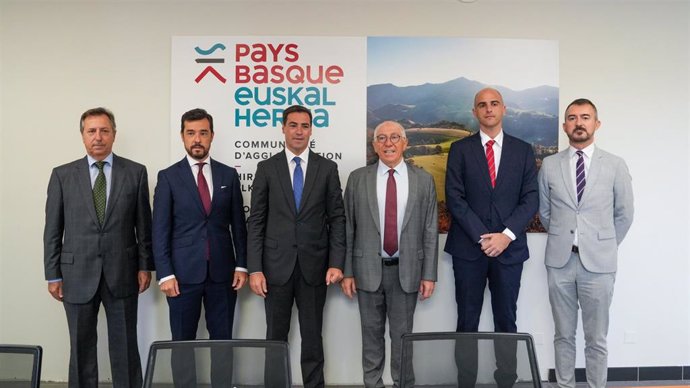 El Lehendakari, Imanol Pradales, y el presidente de la Comunidad de Iparralde, Jean René Etchegaray, reunidos en Baiona