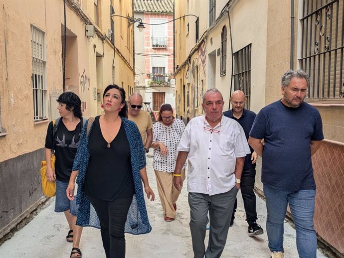 La concejala portavoz de Con Málaga en el Ayuntamiento de la capital, Toni Morillas, recorre la barriada de Lagunillas, próxima al centro de la ciudad, junto a representantes de la asociación de vecinos.