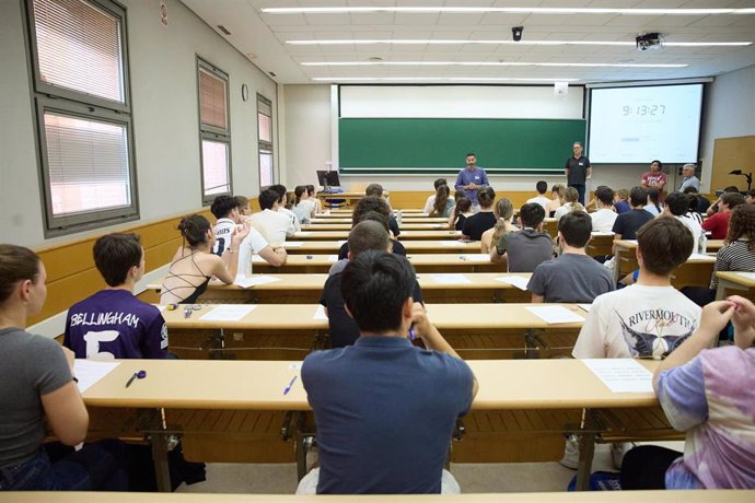 Archivo - Alumnos en un aula al comienzo de un examen, el primer día de la Evaluación de Acceso a la Universidad (EvAU), en la Politécnica de la Universidad de Alcalá de Henares, a 3 de junio de 2024. 