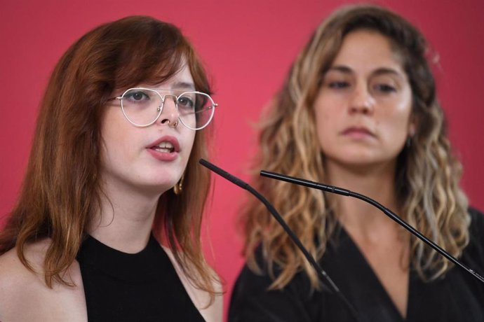 Archivo - La secretaria de Comunicación de Sumar, Elizabeth Duval, y la Secretaria de Organización de Sumar, Lara Hernández, ofrecen una rueda de prensa con motivo del comienzo del curso político, en el Espacio Rastro, a 2 de septiembre de 2024, en Madrid