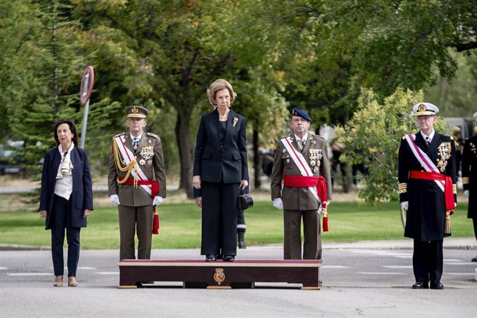 La Reina Sofía y la ministra de Defensa, Margarita Robles, durante el acto con motivo de la Patrona de la UME en la Base Aérea de Torrejón de Ardoz, a 7 de octubre de 2024, en Torrejón de Ardoz, Madrid (España).