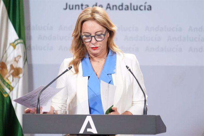 La consejera de Economía, Hacienda y Fondos Europeos y portavoz del Gobierno, Carolina España, comparece en la rueda de prensa posterior al Consejo de Gobierno de Andalucía. A 7 de octubre de 2024, en Sevilla (Andalucía, España).El Consejo de Gobierno de 