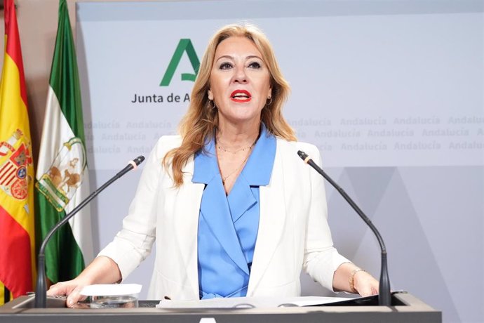 La consejera de Economía, Hacienda y Fondos Europeos y portavoz del Gobierno, Carolina España, comparece en la rueda de prensa posterior al Consejo de Gobierno de Andalucía. A 7 de octubre de 2024, en Sevilla (Andalucía, España).El Consejo de Gobierno de 