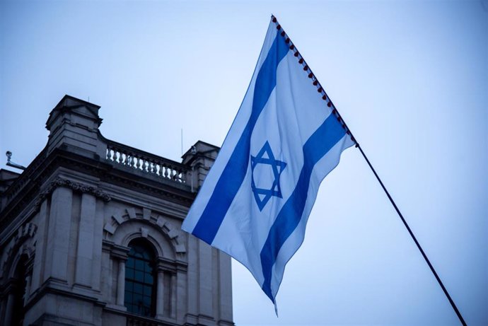 Archivo - Imagen de archivo de una bandera de Israel en Reino Unido