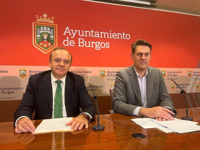 El vicealcalde y presidente del Servicio Municipal de Aguas de Burgos, Fernando Martínez Acitores,  y el gerente de la entidad, Antonio García Pastrana, en rueda de prensa.