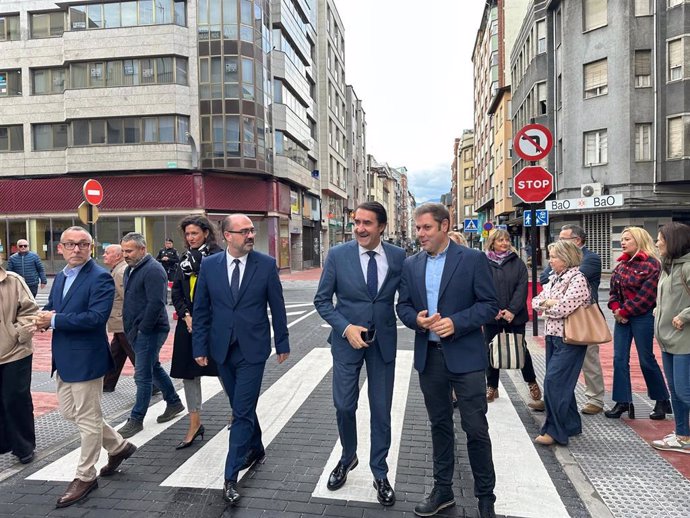 El consejero de de Medio Ambiente, Vivienda y Ordenación del Territorio este lunes junto al alcalde de Ponferrada (León) en la inauguración de la nueva calle General Gómez Núñez