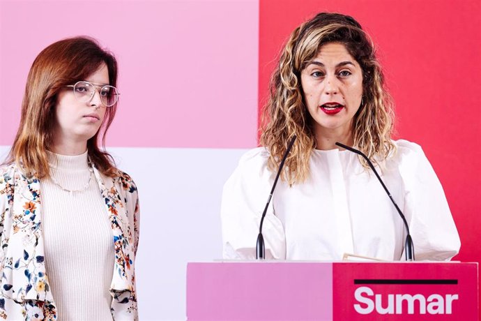 Archivo - Las secretarias de Comunicación y Organización y miembros de la coordinadora colegiada de Sumar, Elizabeth Duval (i) y Lara Hernández (d), durante una rueda de prensa, en el Espacio Rastro, a 8 de julio de 2024, en Madrid (España).