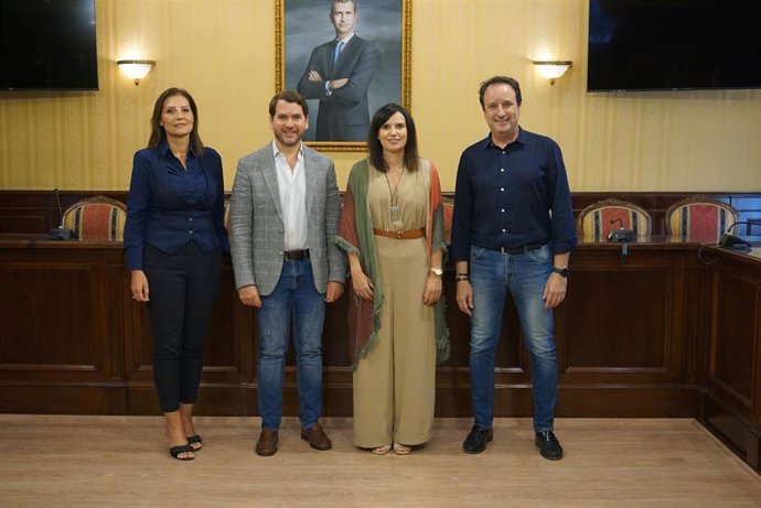 (De Izda. A Dcha.) La Concejala De Comercio, Toñi García; El Alcalde, Fernando Priego: La Delegada De Empleo, María Dolores Gálvez, Y El Presidente De Aeca, Juan Antonio Cerrillo.