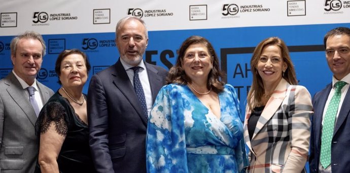 El presidente del Gobierno de Aragón, Jorge Azcón; la gerente de Industrias López Soriano, María López; y la alcaldesa de Zaragoza, Natalia Chueca, entre directivos de la empresa.