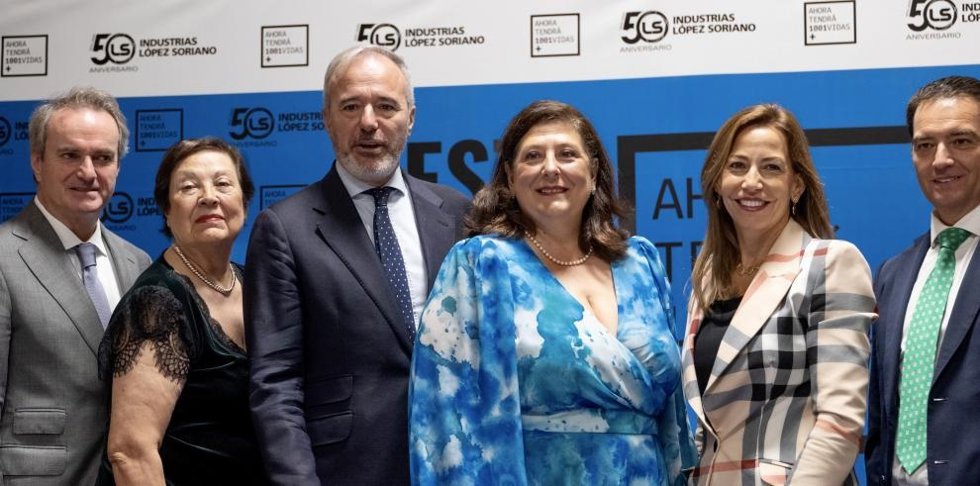 El presidente del Gobierno de Aragón, Jorge Azcón; la gerente de Industrias López Soriano, María López; y la alcaldesa de Zaragoza, Natalia Chueca, entre directivos de la empresa.