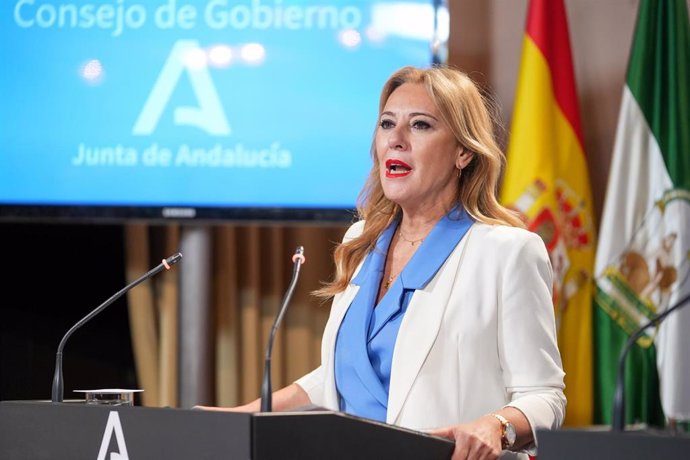 La consejera de Economía, Hacienda y Fondos Europeos y portavoz del Gobierno, Carolina España, comparece en la rueda de prensa posterior al Consejo de Gobierno de Andalucía. A 7 de octubre de 2024, en Sevilla (Andalucía, España).El Consejo de Gobierno de 