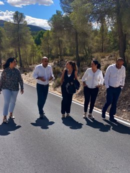 Visita del delegado de Agricultura, Pesca, Agua y Desarrollo Rural, Antonio Mena, al  camino rural “las Juntas”.