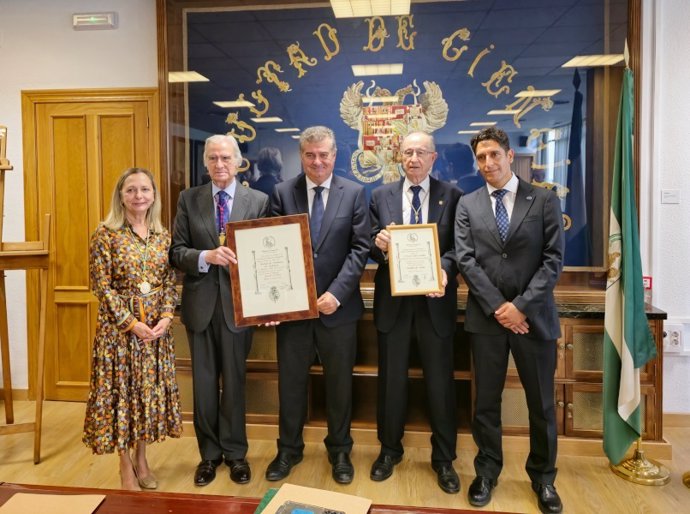 Acto de entrega por parte de la Fundación Carlos III de los nombramientos de Miembro de Honor al Instituto de Academias de Andalucía y Miembro de Mérito a su presidente, Benito Valdés, celebrado en la Facultad de Ciencias de la Universidad de Granada