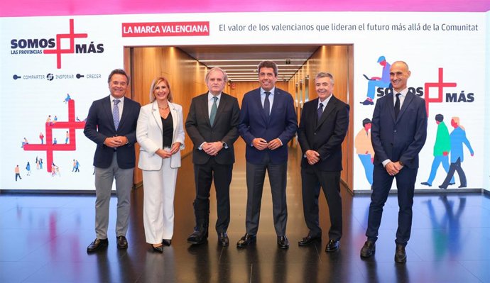 El president de la Generalitat, Carlos Mazón, (2i) durante el foro 'Somos más' organizado por Grupo Vocento y Las Provincias