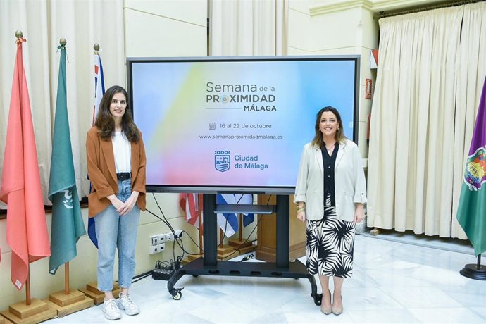 La concejala delegada de Participación Ciudadana, Migración y Cooperación al Desarrollo de Málaga, Mar Torres, acompañada por la responsable del área de Urbanismo para la Vida de Foro NESI, Beatriz Ramírez, presentan la Semana de la Proximidad.