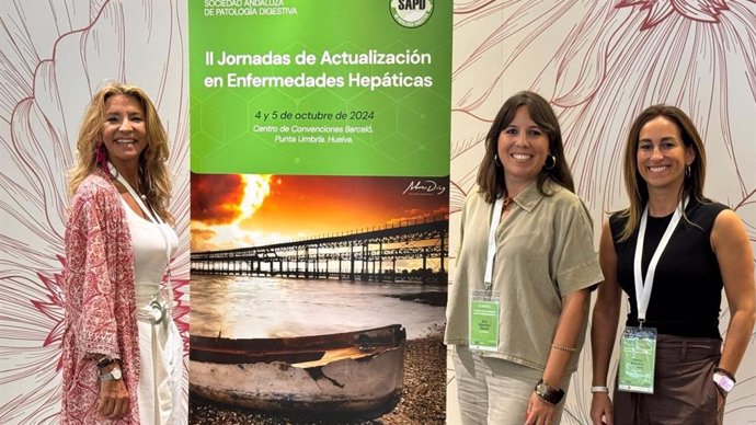 De izquierda a derecha, la presidenta de la Sociedad Andaluza de Patología, Digestiva Marta Casado, la jefa de Aparato Digestivo el Hospital Juan Ramón Jiménez, Ana Bejarano, y la coordinadora de la consulta de Hígado del hospital, Gema Romero.