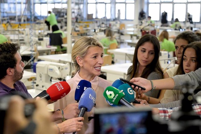 Archivo - La ministra de Trabajo, Yolanda Díaz, ofrece declaraciones a los medios tras visitar instalaciones de Inditex