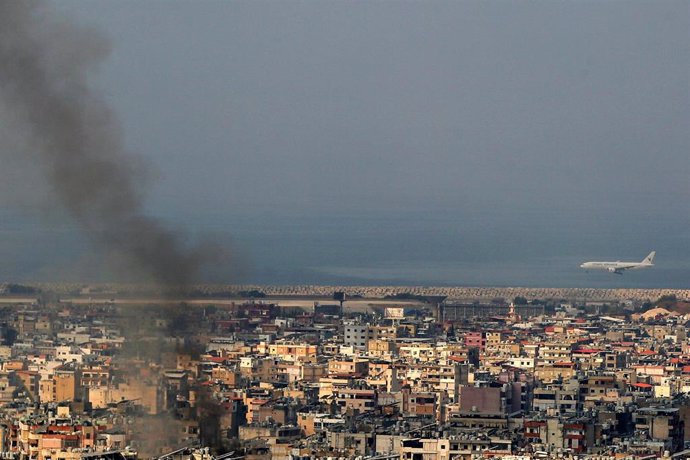 Imagen de archivo de una columna de humo tras un ataque de Israel contra Beirut, la capital libanesa. 