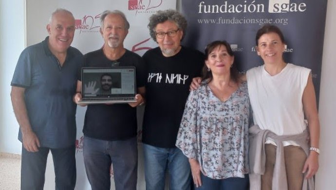 De izq. A dcha.: Francesc Pou, Juan Luis Mira, Rafa Segura (en la pantalla del ordenador), Enric Piera, Rosa Fraj y Gemma Miralles, en la primera reunión del laboratorio 'La memoria de nuestras calles', celebrada en el Campus de Alcoy.