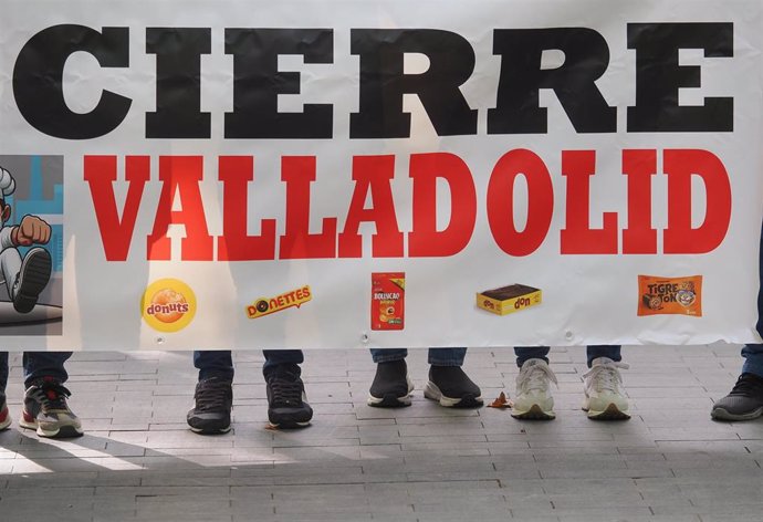 Varias personas sujetan una pancarta durante una manifestación en defensa de la fábrica de Bimbo 