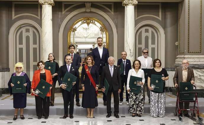 La alcaldesa de València, María José Catalá, junto a los galardonados con los Honores y Distinciones del ayuntamiento de esta cuidad coincidiendo con la celebración del 9 d'Octubre.