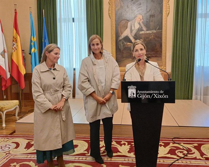 La concejala de Servicios Sociales y Vivienda del Ayuntamiento de Gijón, Ángeles Fernández - Ahúja, en rueda de prensa, acompañada de la directora de la Fundación Municipal de Servicios Sociales y la gerente de Emvisa.