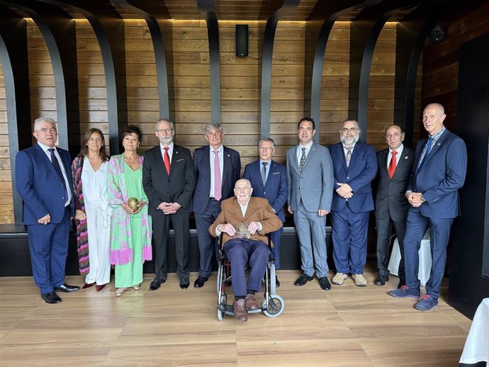 La Junta Directiva del  Colegio Oficial de Veterinarios de León posa junto a algunos de los homenajeados por la festividad de San Francisco de Asís, patrón de la profesión.