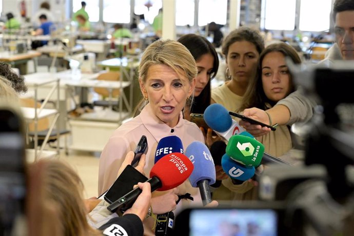 Archivo - La vicepresidenta segunda del Gobierno, Yolanda Díaz, atiende a los medios tras una visita a instalaciones de Inditex