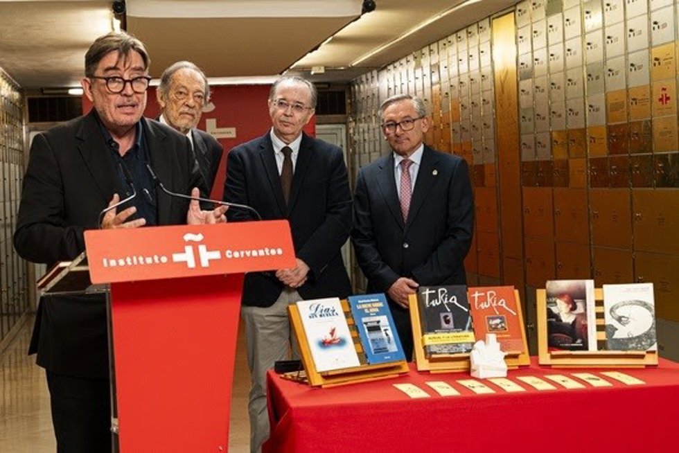 De izquierda a derecha: el director del Instituto Cervantes, Luis García Montero;  el diplomático y exembajador de España en México, Emilio Cassinello; el fundador y director de la revista Turia, Raúl Carlos Maícas y el presidente de la DPT, Joaquín Jus