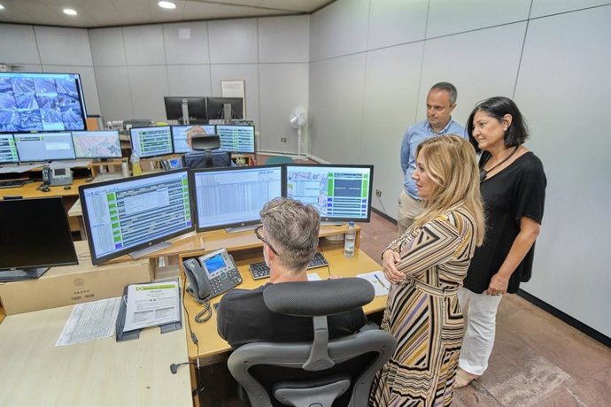 La presidenta del Cabildo de Tenerife, Rosa Dávila, visita el Centro de Control de Titsa