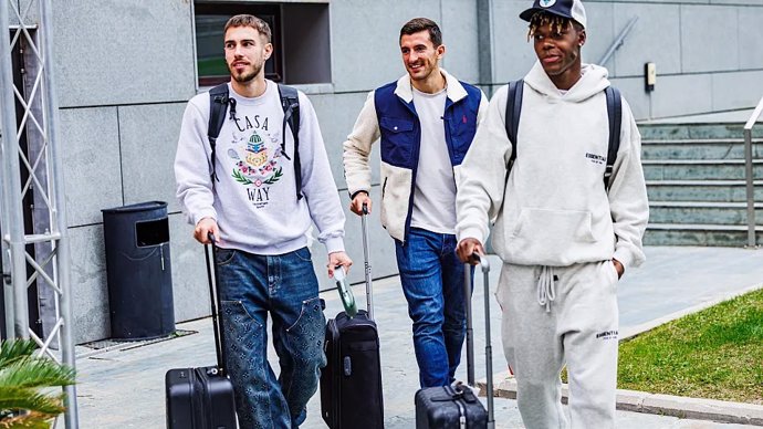 Nico Williams, Óscar Mingueza y Dani Vivian a su llegada a la Ciudad del Fútbol de Las Rozas para concentrarse para los duelos ante Dinamarca y Serbia