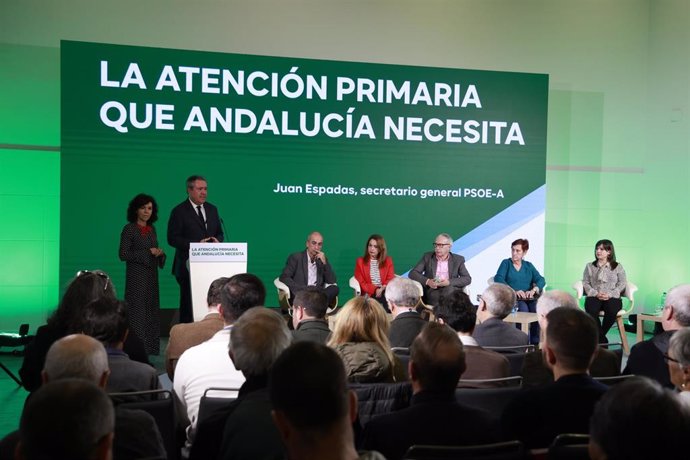 El secretario general del PSOE-A, Juan Espadas, interviene en un foro con expertos sobre sanidad. (Foto de archivo).