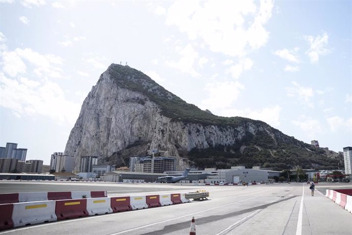 Detalle del aeropuerto en el día previo del National Day en Gibraltar