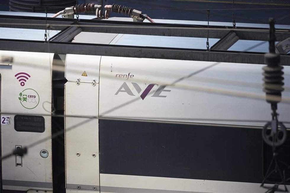 Archivo - Un tren en la estación de trenes Puerta de Atocha-Almudena Grandes, a 18 de agosto de 2024, en Madrid (España).