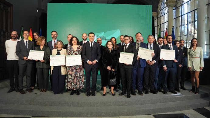 El presidente de la Junta, Juanma Moreno, en el centro de la imagen en el acto con motivo del Premio Andalucía de Periodismo a los servicios informativos de Cana Sur Televisión.