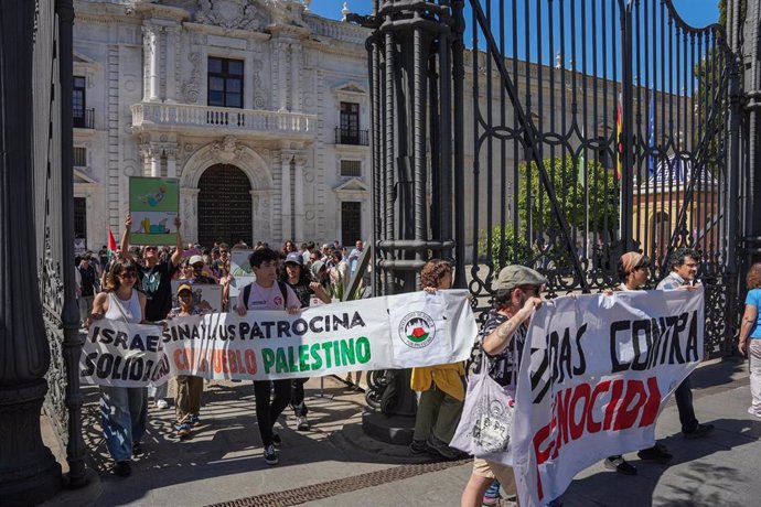 Archivo - Imagen de archivo de una manifestación en apoyo al pueblo palestino de estudiantes en el Rectorado de la Universidad de Sevilla. 