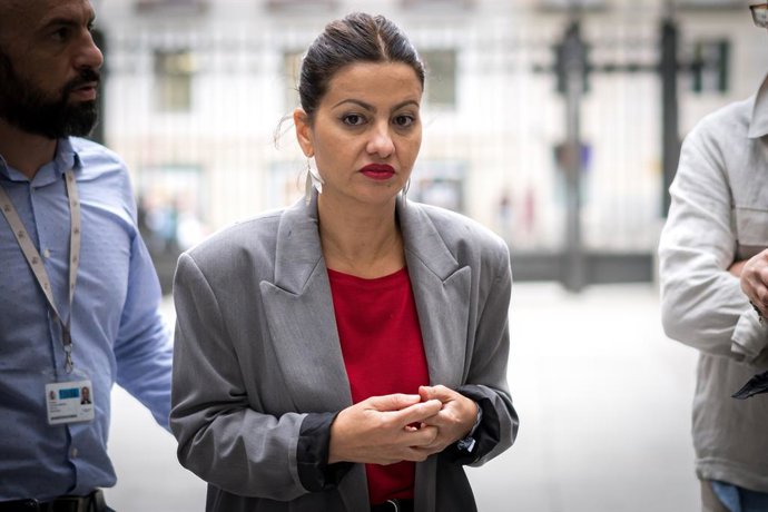 La ministra de Juventud e Infancia, Sira Rego, ofrece declaraciones a los medios, en el patio del Congreso de los Diputados, a 7 de octubre de 2024, en Madrid (España). Las declaraciones han tenido lugar antes de reunirse para abordar la situación de ni