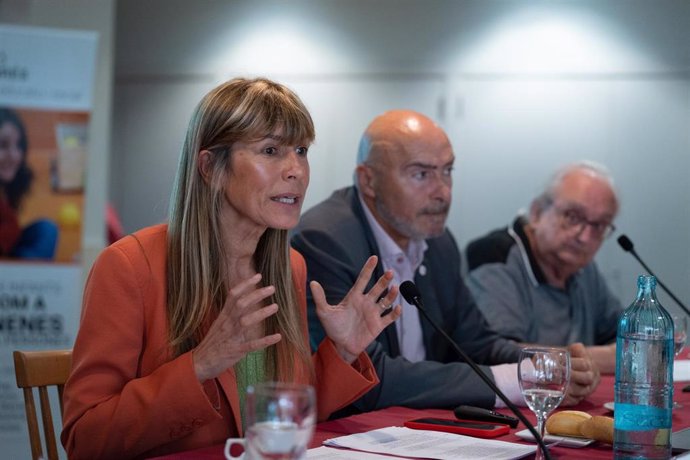 Archivo - (I-D) La directora de la Cátedra Extraordinaria de Transformación Social de la UCM, Begoña Gómez; el fundador y presidente ejecutivo de Numintec, José María Torres, y el periodista Tomás Declós, participan en el Fòrum Social Pere Tarrés, a 14 de