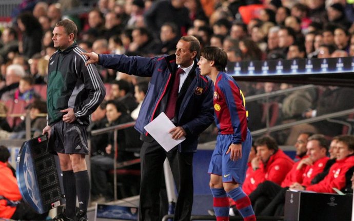 Johan Neeskens da instrucciones a Bojan Krkic durante su etapa como segundo entrenador del FC Barcelona