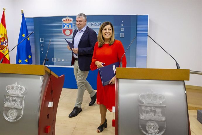 Archivo - Foto de archivo de la presidenta de Cantabria, María José Sáenz de Buruaga, presentando la reforma fiscal