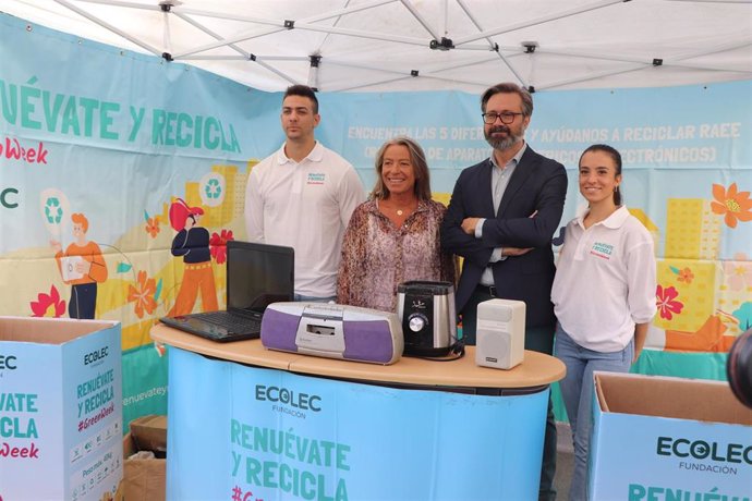 La presidenta de Sadeco, Isabel Albás, y el director de Asuntos Públicos y Comunicación de la Fundación Ecolec, Rafael Serrano (centro), en un punto informativo.