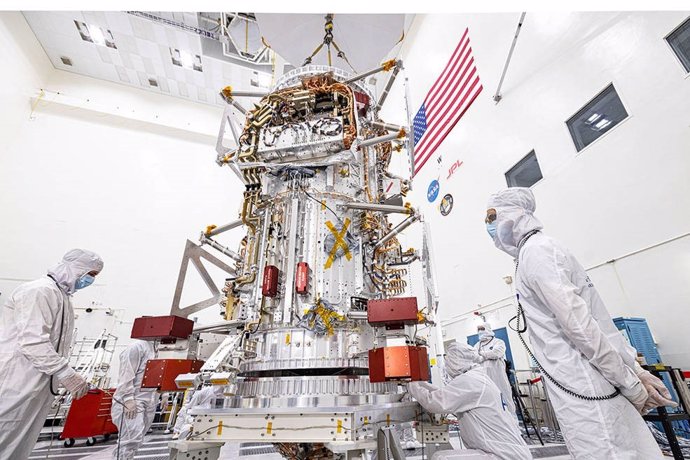 Archivo - Ingenieros y técnicos inspeccionan el cuerpo principal de la nave espacial Europa Clipper de la NASA después de que fue construido y entregado por el Laboratorio de Física Aplicada (APL) de Johns Hopkins, al Laboratorio de Propulsión a Chorro (J