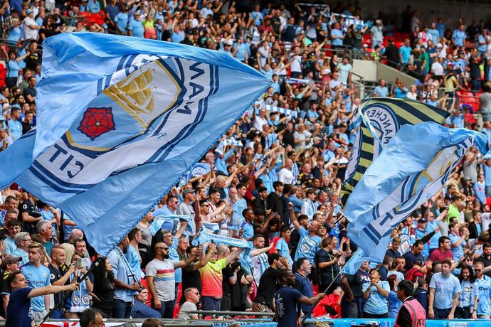 Archivo - Aficionados del Manchester City en el Wembley Stadium.
