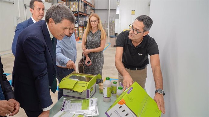 El delegado del Gobierno en Andalucía, Pedro Fernández, visita una empresa beneficiaria del bono Kit Digital en La Mojonera (Almería).